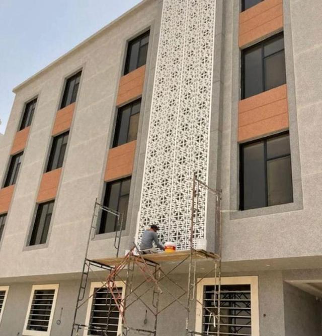 تنفيذ واجهة بالحجر والألمنيوم