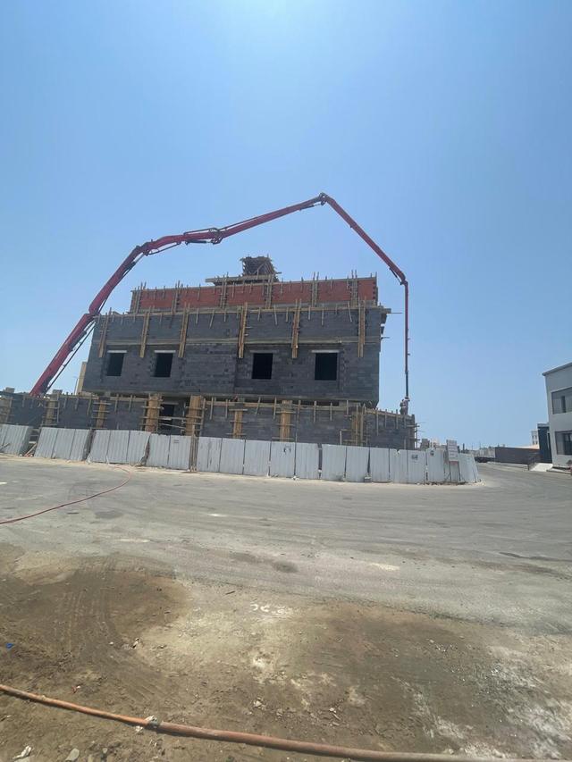 صب سقف مبنى من أربعة أدوار